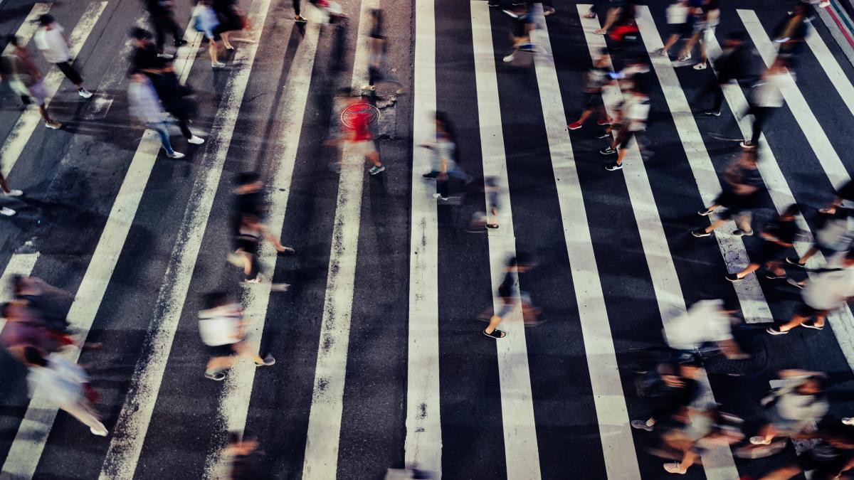 oameni care traverseaza strada