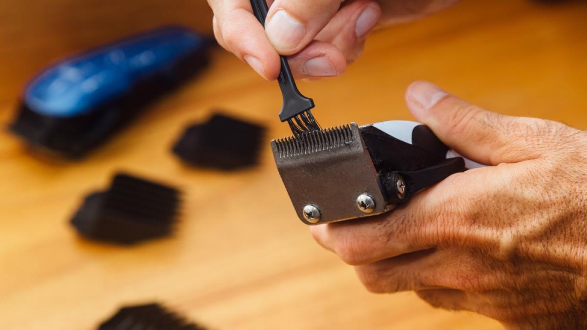 o persoană care îngrijește și folosește corect o mașină de ras 