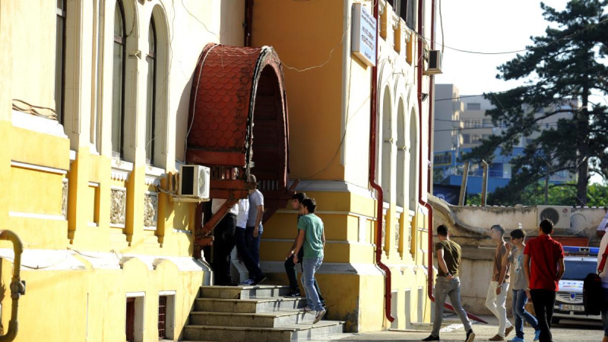 pompieri sesizati privind miros de gaze liceu capitala