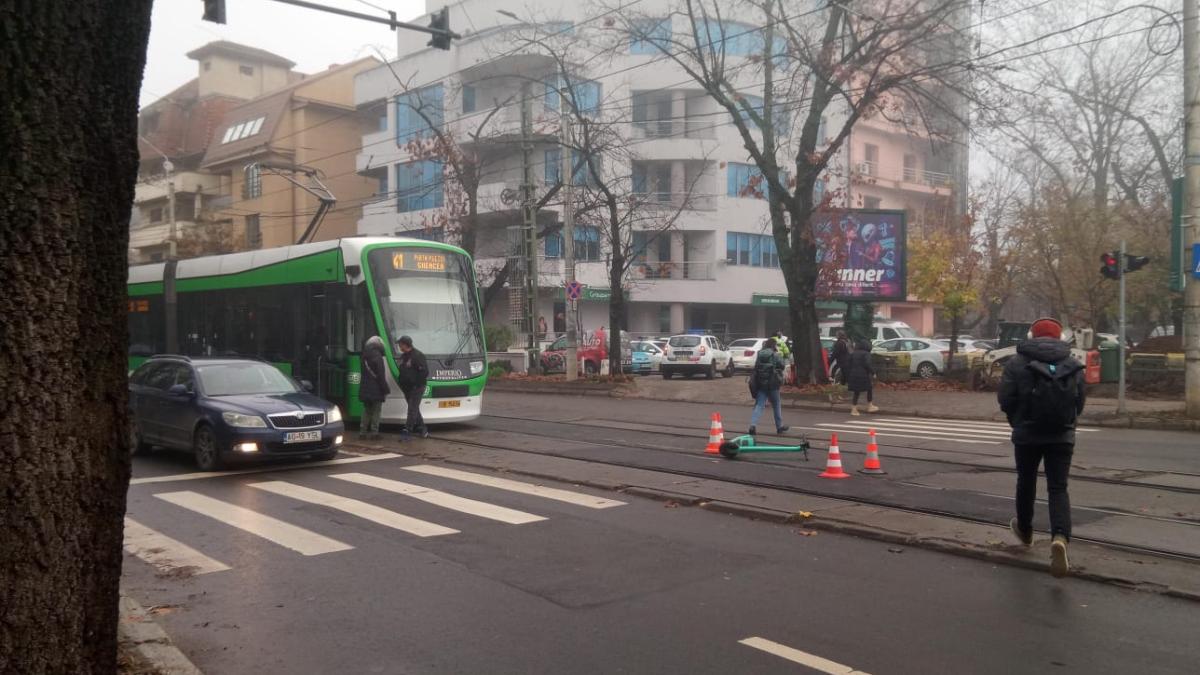 Băiat pe trotinetă, accidentat pe linia de tramvai 41.3