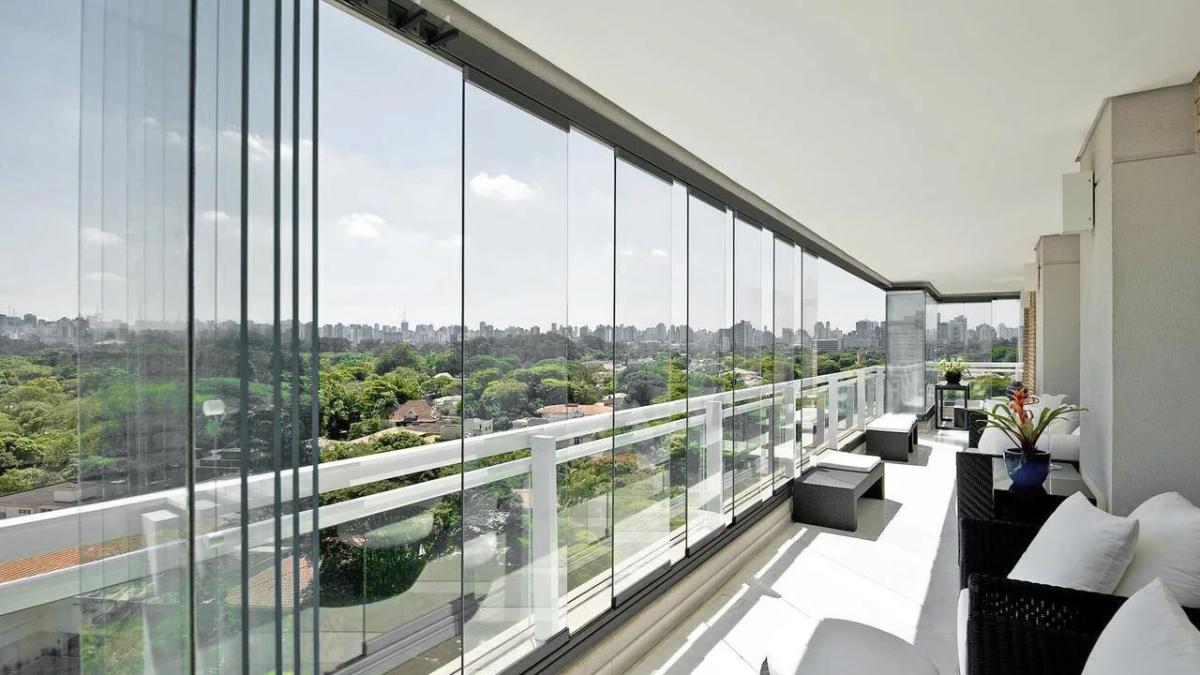 Geamuri glisante de la producător de top – cum să închizi balconul, dar să păstrezi priveliștea