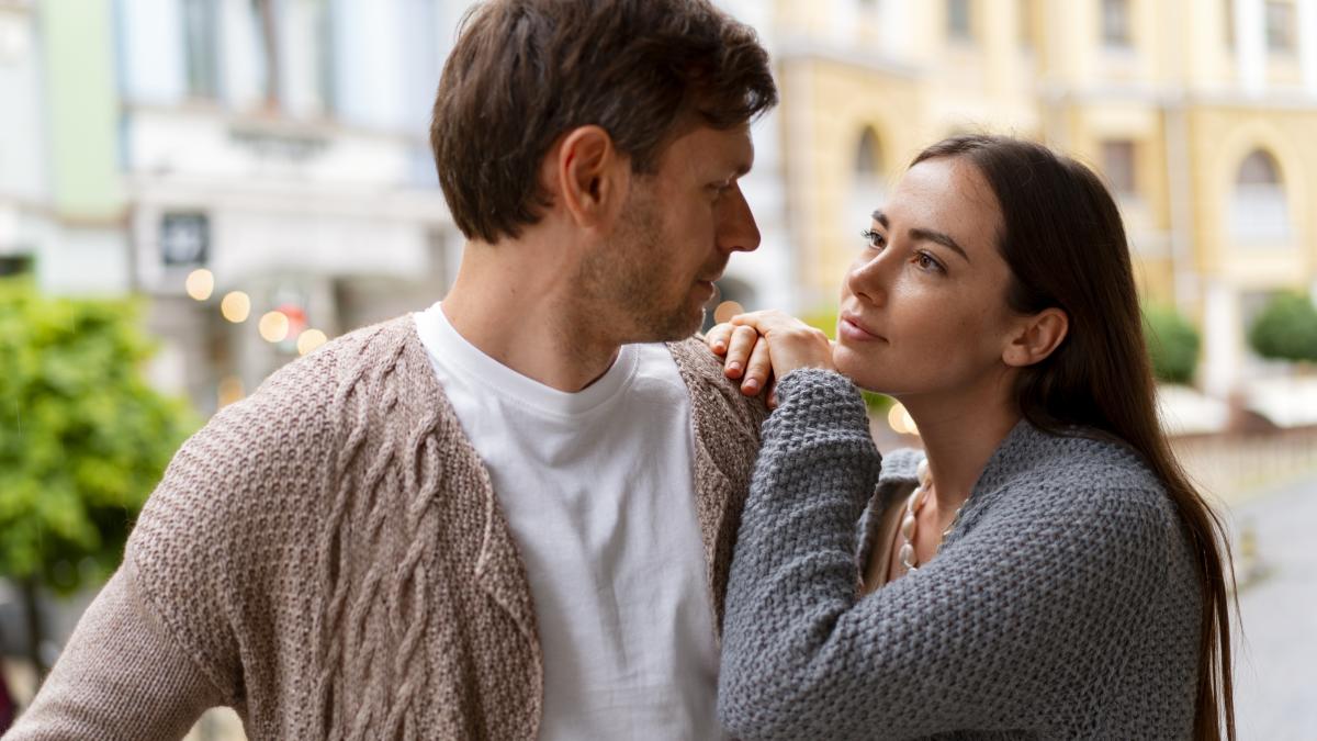 parteneri privindu-se in ochi; cuplu