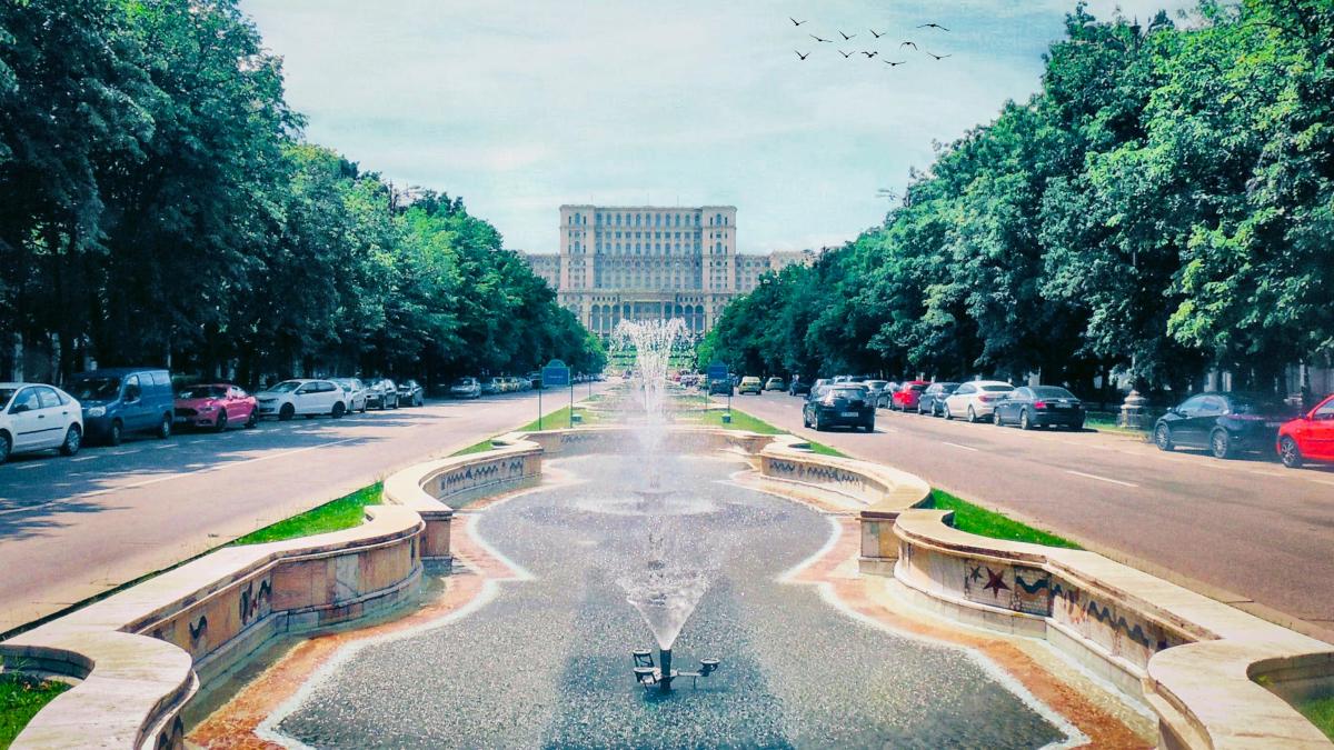 Bulevardul Unirii intre Piata Unirii si Palatul Parlamentului