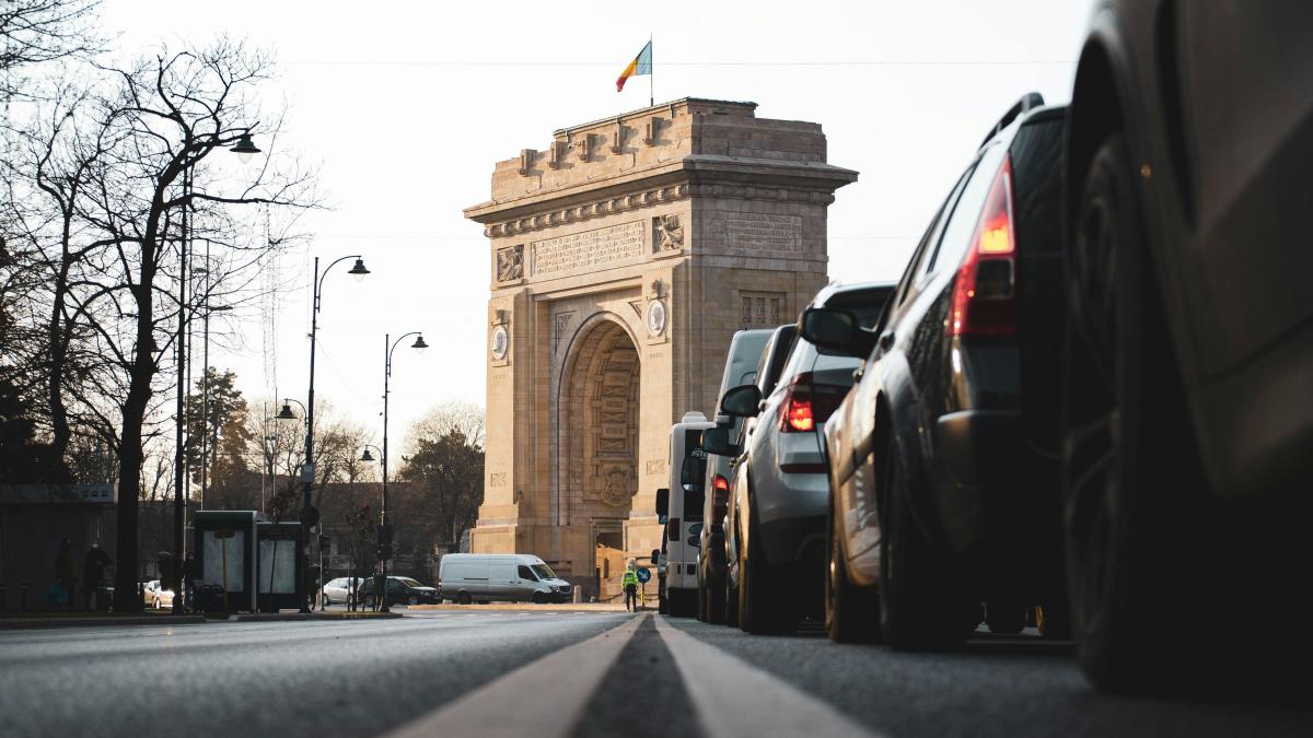 masini in trafic in apropiere de arcul de triumf din Bucuresti