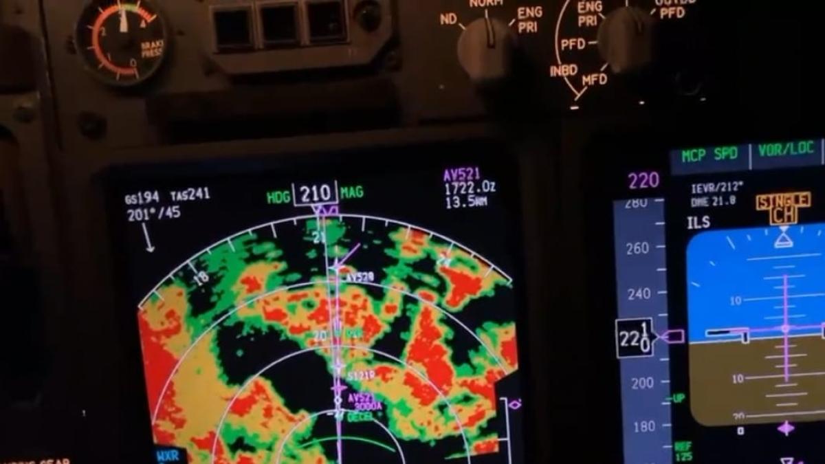 ciclonul ADEL surprins din avion