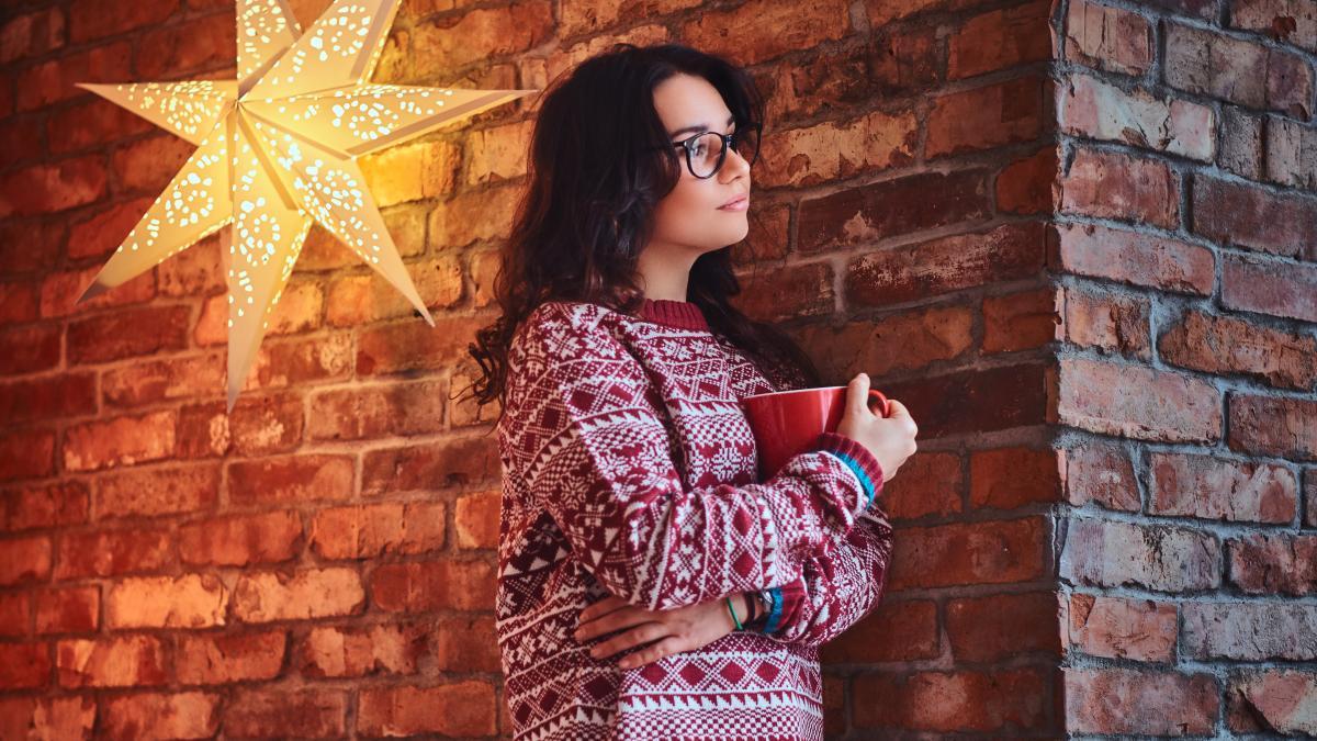 femeie cana cafea perete decoratie stea