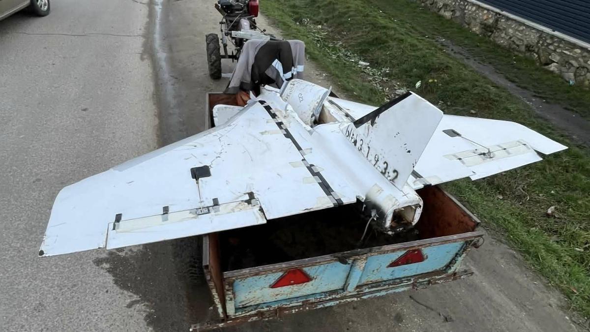 Incident bizar în Republica Moldova Un țăran a găsit o dronă rusească pe câmp și a dus-o acasă să-i scoată motorul