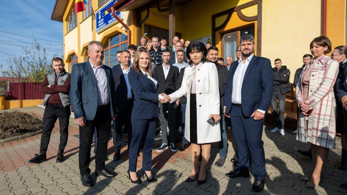 primaria mihai eminescu din botosani de la tata la mama la fiica andreea cristina alecu gireada noul primar