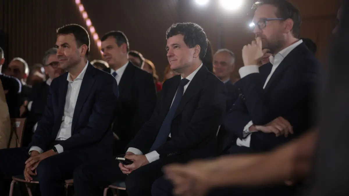  Presedintele Nicusor Dan (ctr.) si Dominic Fritz (dr.), presedintele USR, participa la evenimentul de lansare a candidaturii deputatului USR Catalin Drula (stg.) pentru functia de primar general al Capitalei.