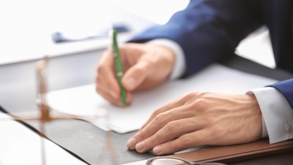 barbat semneaza documente