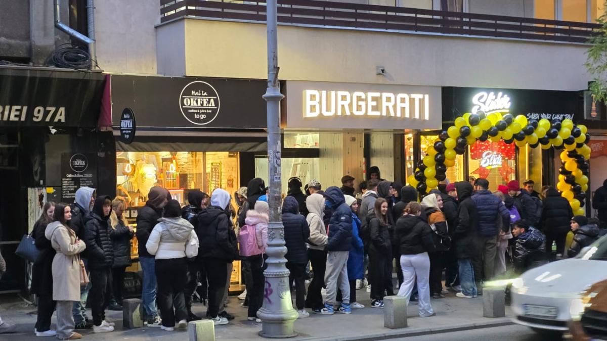 coadă la burgeri gratis în Bucureștu