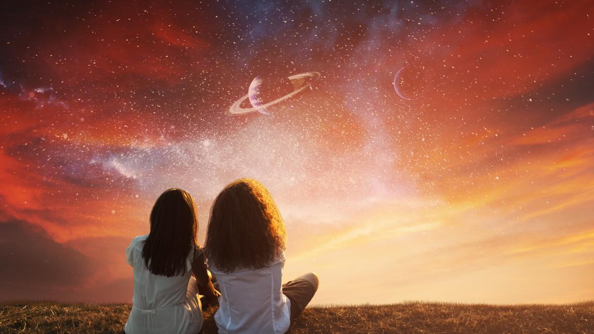 femei stau si se uita la cer