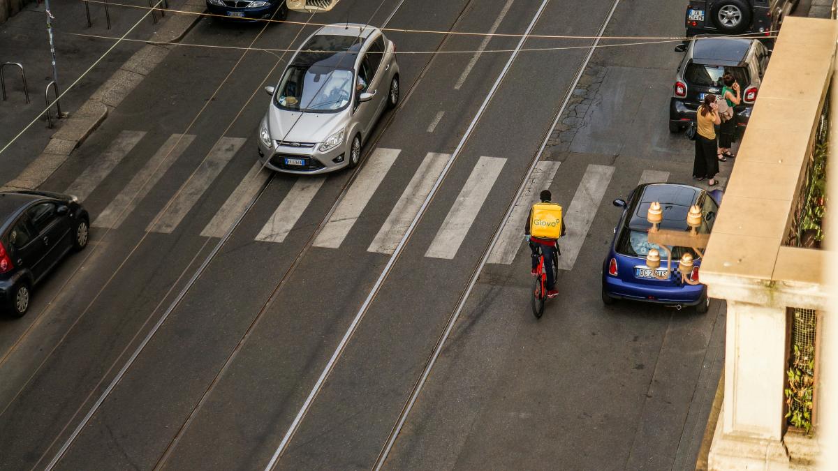 livrator glovo pe strada