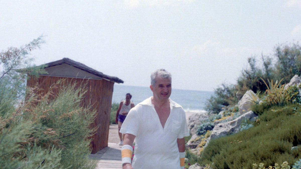nicolae ceausescu pe plaja
