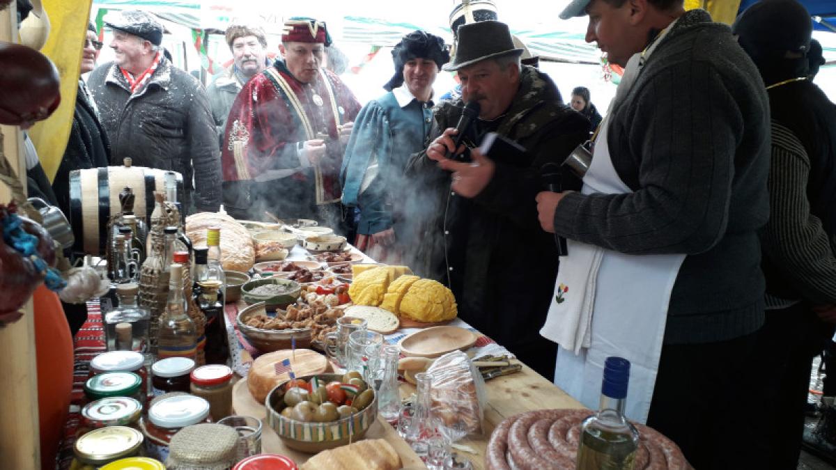 oameni la pomana porcului 
