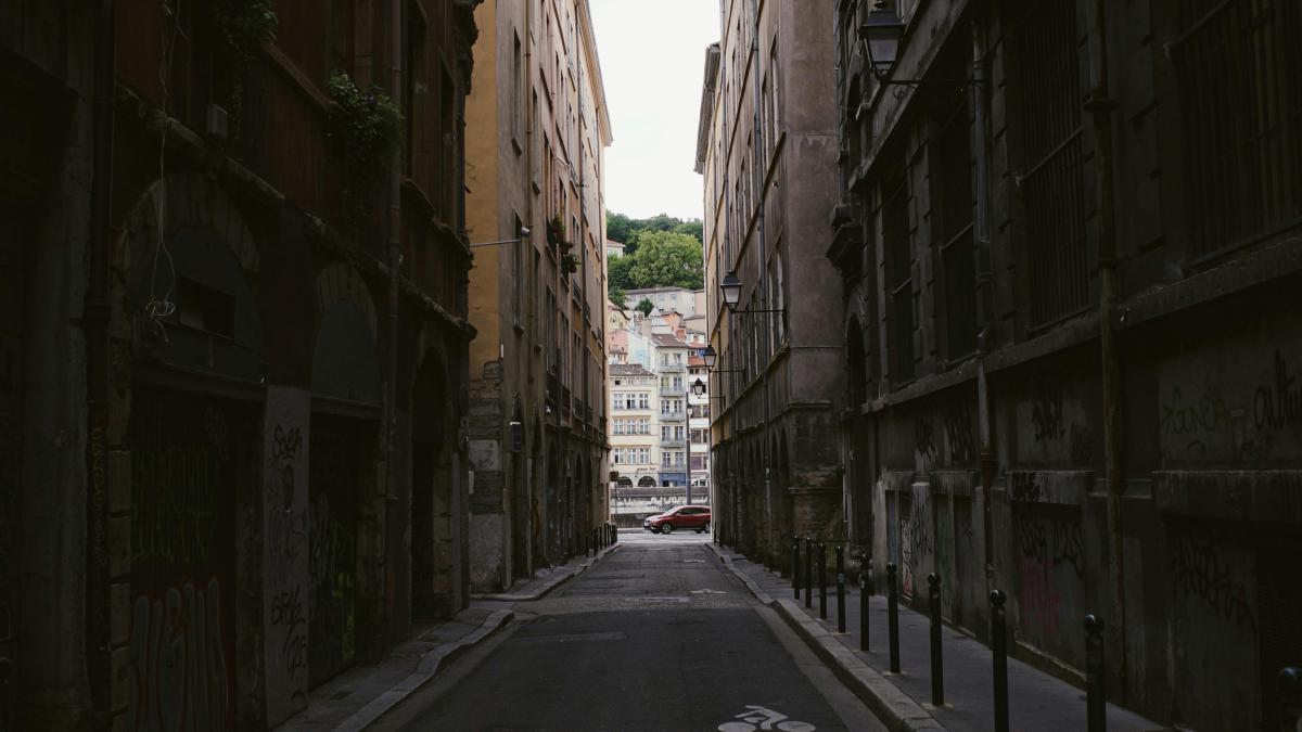 strada in trieste italia intunecata