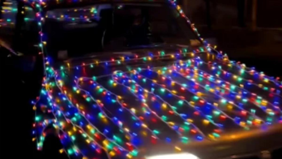 Un șofer din Bihor și-a decorat Dacia cu lumini de Crăciun. Când pot fi aplicate sancțiuni (VIDEO)