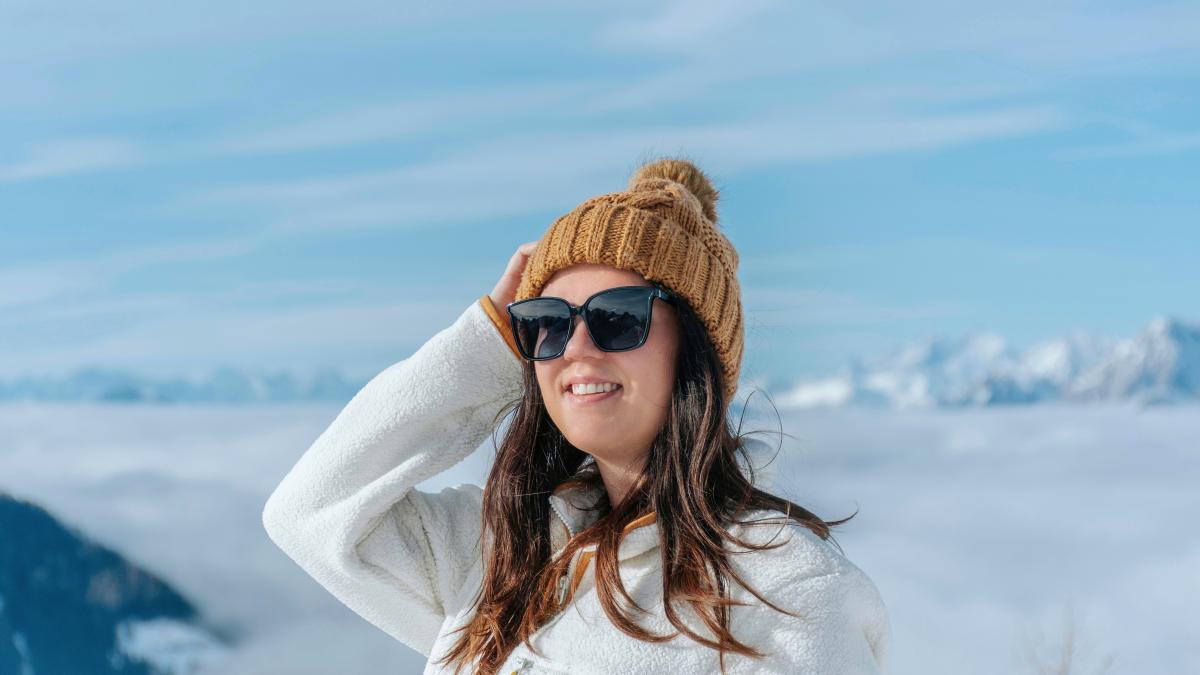 femeie vesela munte iarna