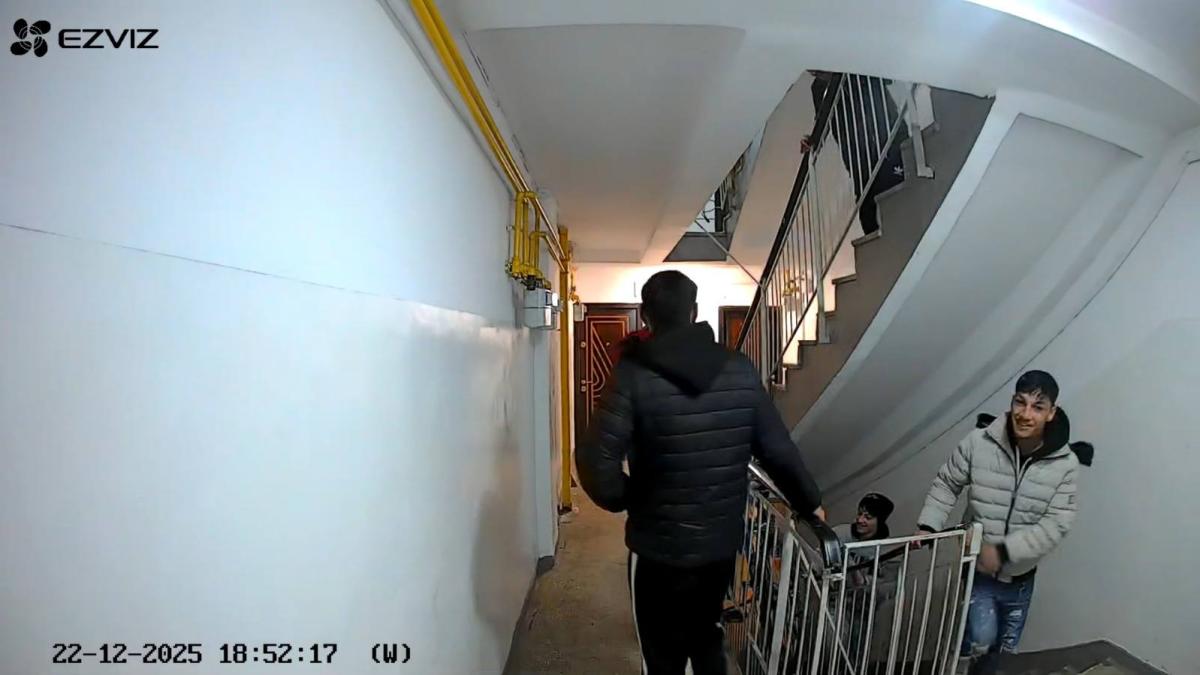 Un grup de colindători supărați au vandalizat ușile unor apartamente