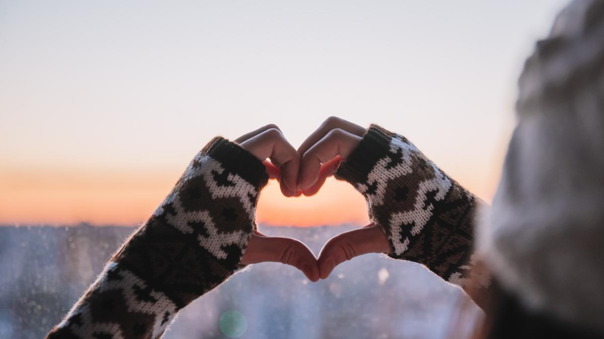 maini in forma de inima manusi