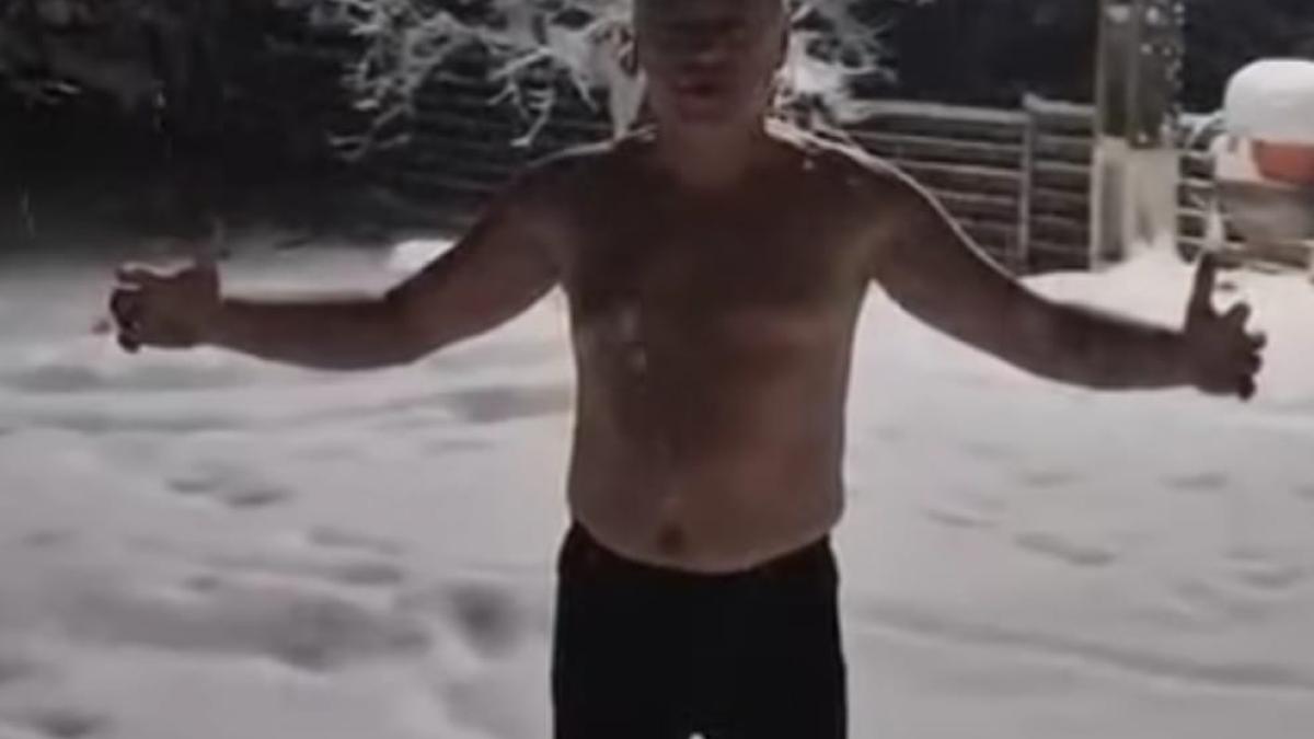 Lucian Heiuș, Vicepreședinte Curții de Conturi, făcând baie în zăpadă