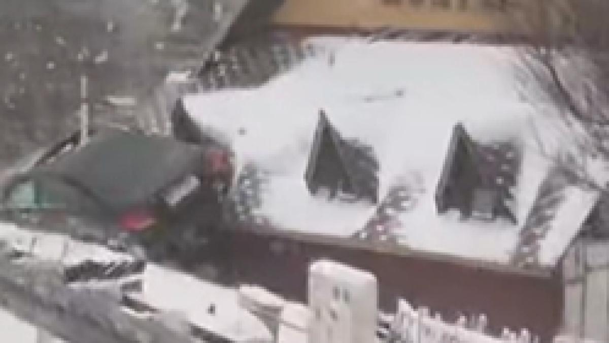 Accident în Predeal O mașină a derapat și a ajuns pe acoperișul unei pensiuni. Imagini virale (VIDEO)