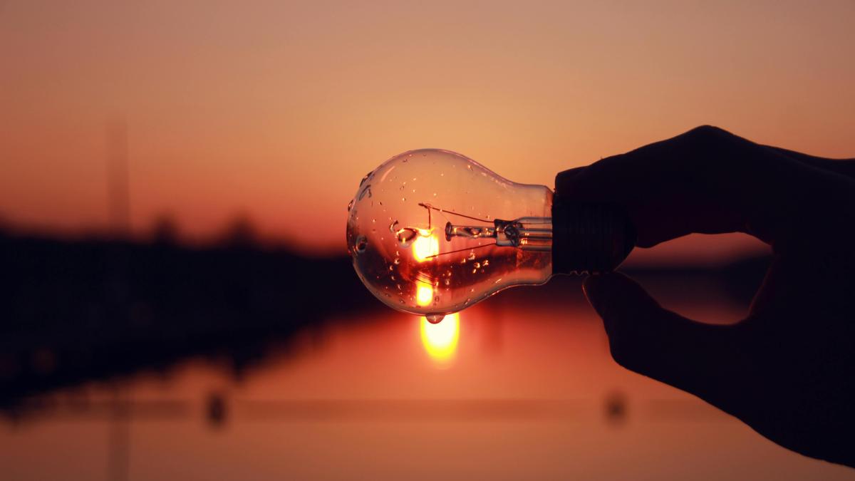 energie bec pexels-dariuskrs-2228183