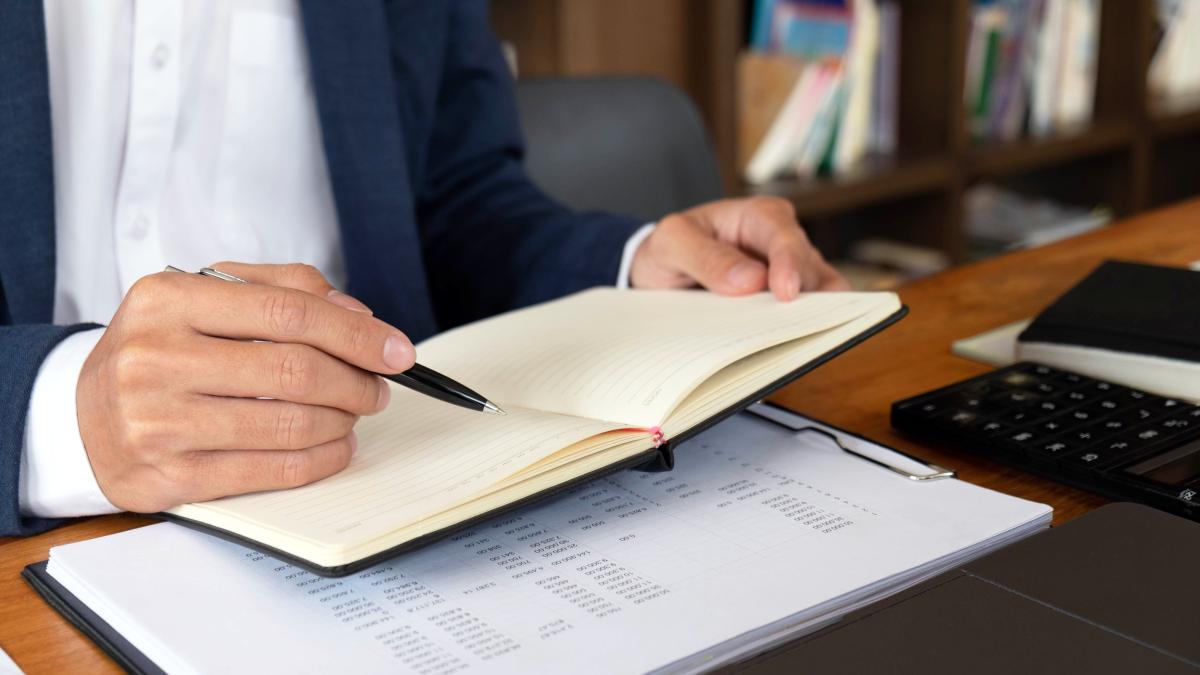 barbat la birou munceste