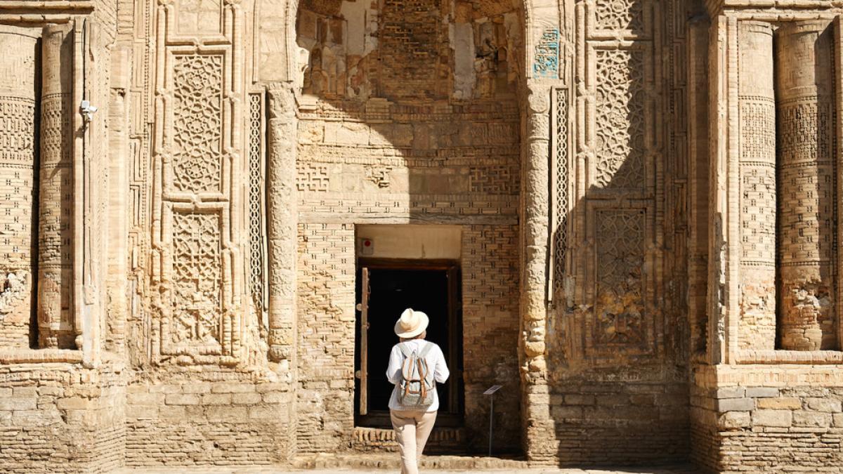 Un grup de turisti explorand Uzbekistanul cu un ghid 