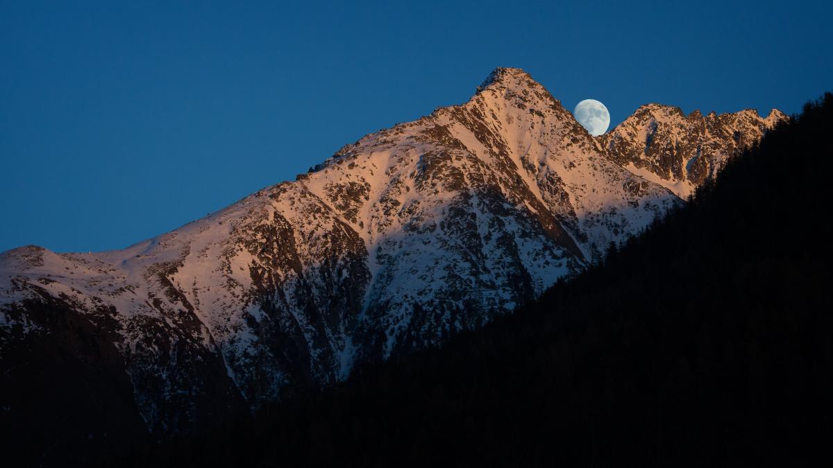 cer albastru munti luna