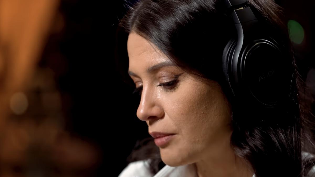 iulia parlea in lacrimi