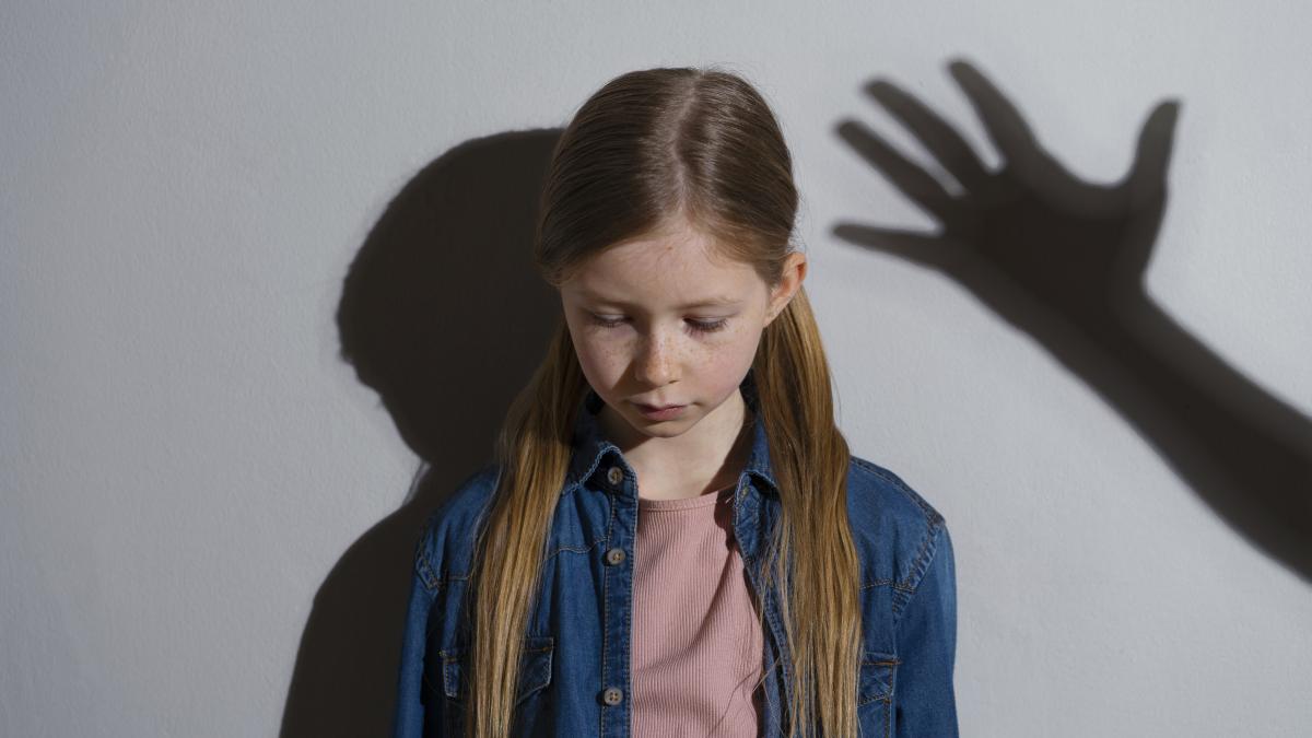 Cum ajung copiii și adolescenții la acte de violență extremă factorii declanșatori și semnele văzute prea târziu