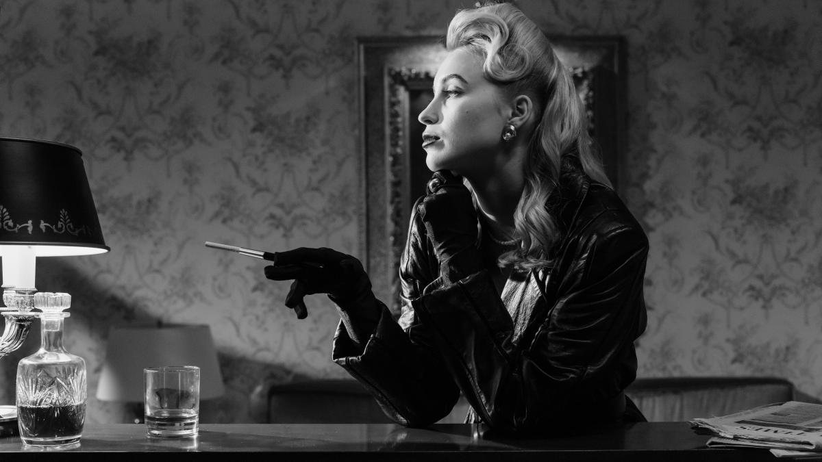 femeie singura pexels-cottonbro-7319470