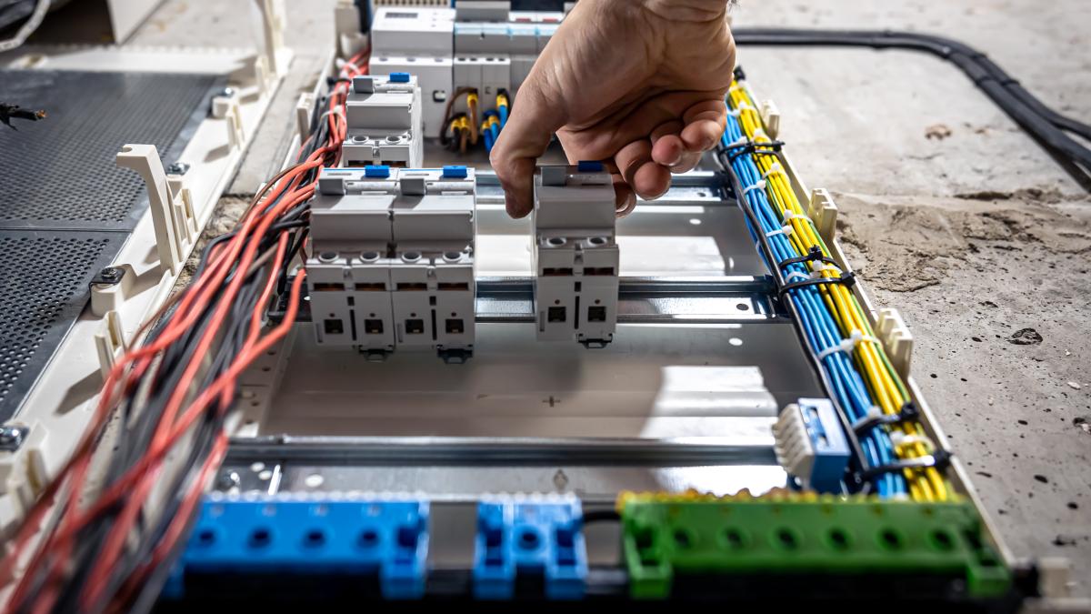 Doi bărbați au fost electrocutați în Prahova în timpul lucrărilor la reţeaua electrică. Elicopterul SMURD a intervenit