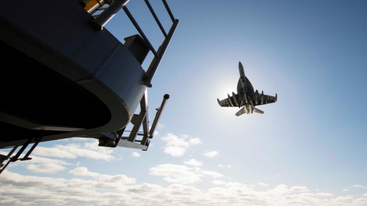 Statele Unite au doborât o dronă iraniană în Marea Arabiei: Se apropia agresiv de portavionul Abraham Lincoln