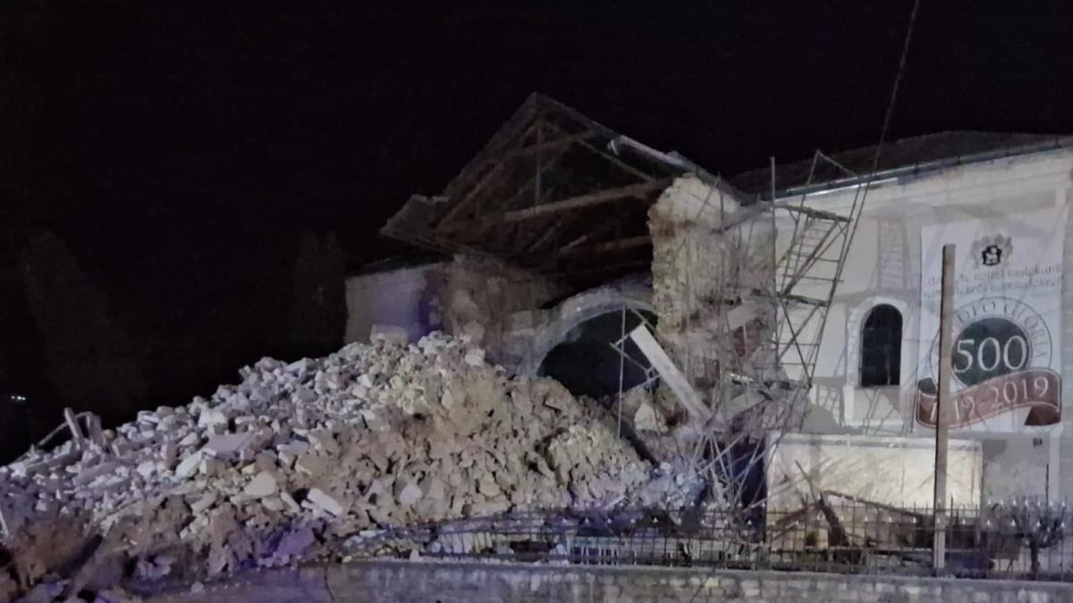 Turlă prăbușită la o biserică din Cehu Silvaniei. Pompierii caută victime sub dărâmături