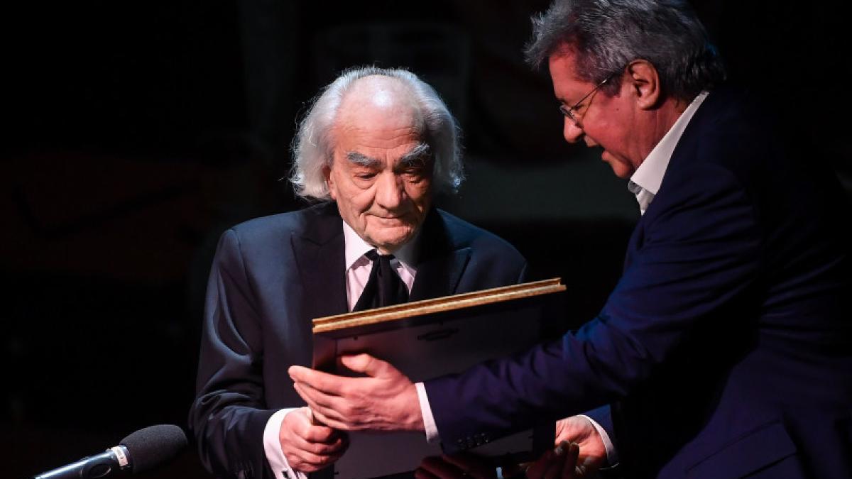 Academicianul Leon Dănăilă a fost decorat pentru întreaga carieră Medicina nu este o meserie, ci o misiune