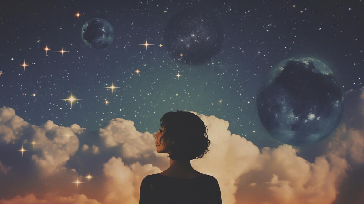 fata priveste peisaj spatiu