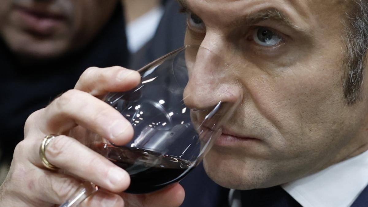 emmanuel macron miroase vinul din pahar