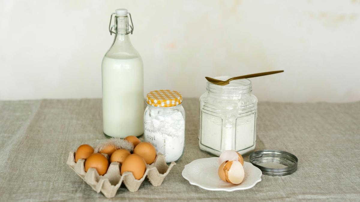 lapte oua pexels-mikhail-nilov-6957827