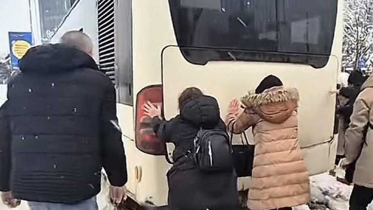 Autobuz blocat în nămeți, salvat de oameni: L-au împins până l-au repus în mișcare