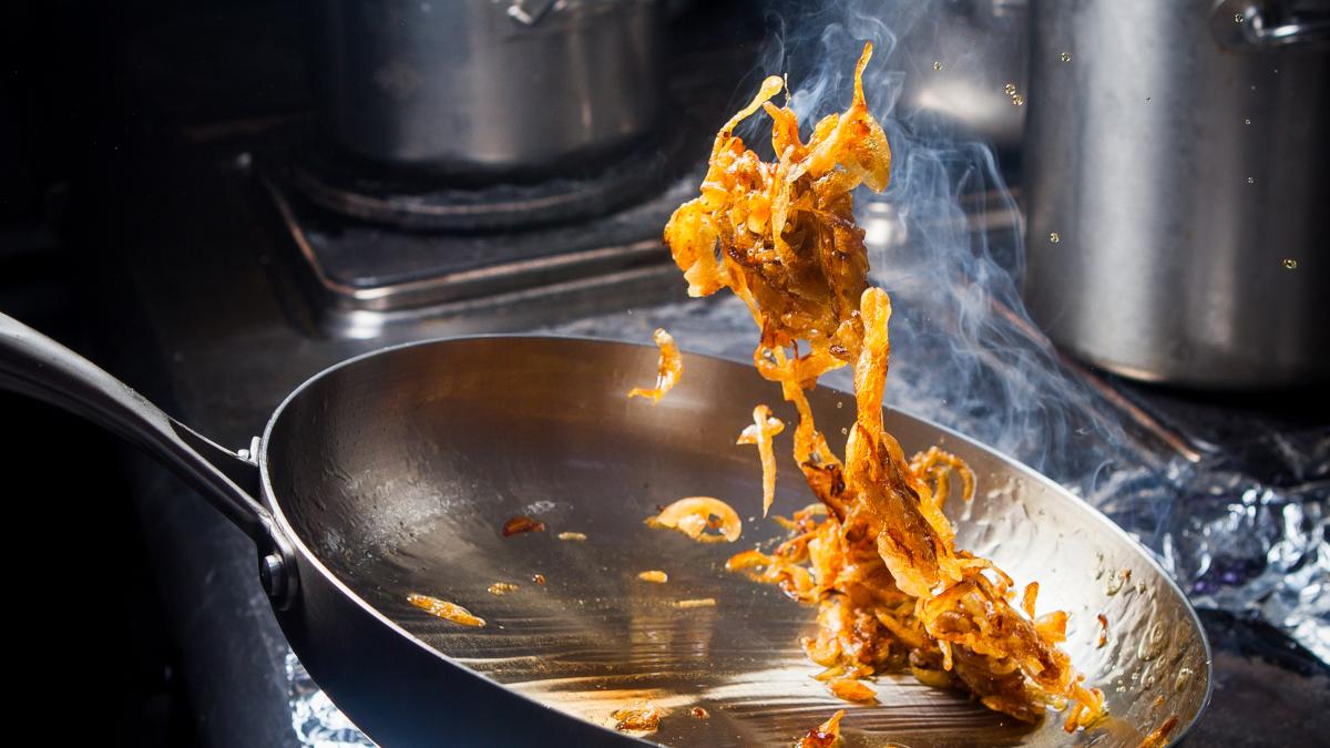 Ce este fonta ușoară și ce avantaje au vasele de gătit din acest material - Freepik