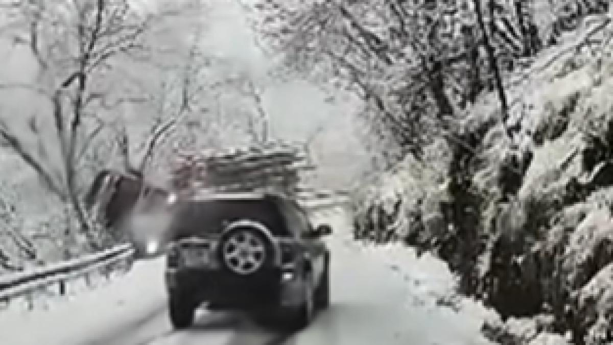 Camion cu lemne răsturnat în prăpastie. Momentul a fost surprins de o cameră de bord în Sibiu (VIDEO)