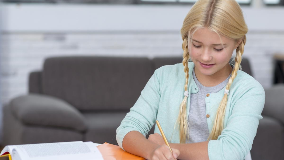 Elevă de 14 ani, transportată la spital după ce a înghițit mai multe pastile la școală