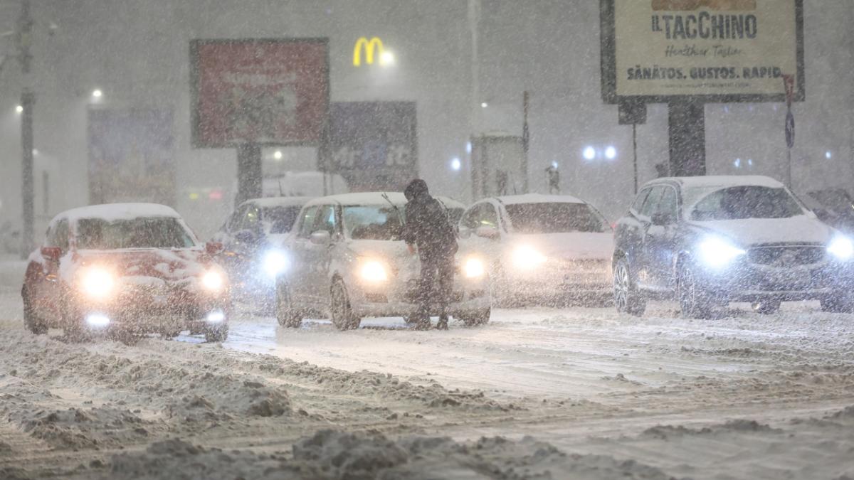 imagine cu viscol, iarna 