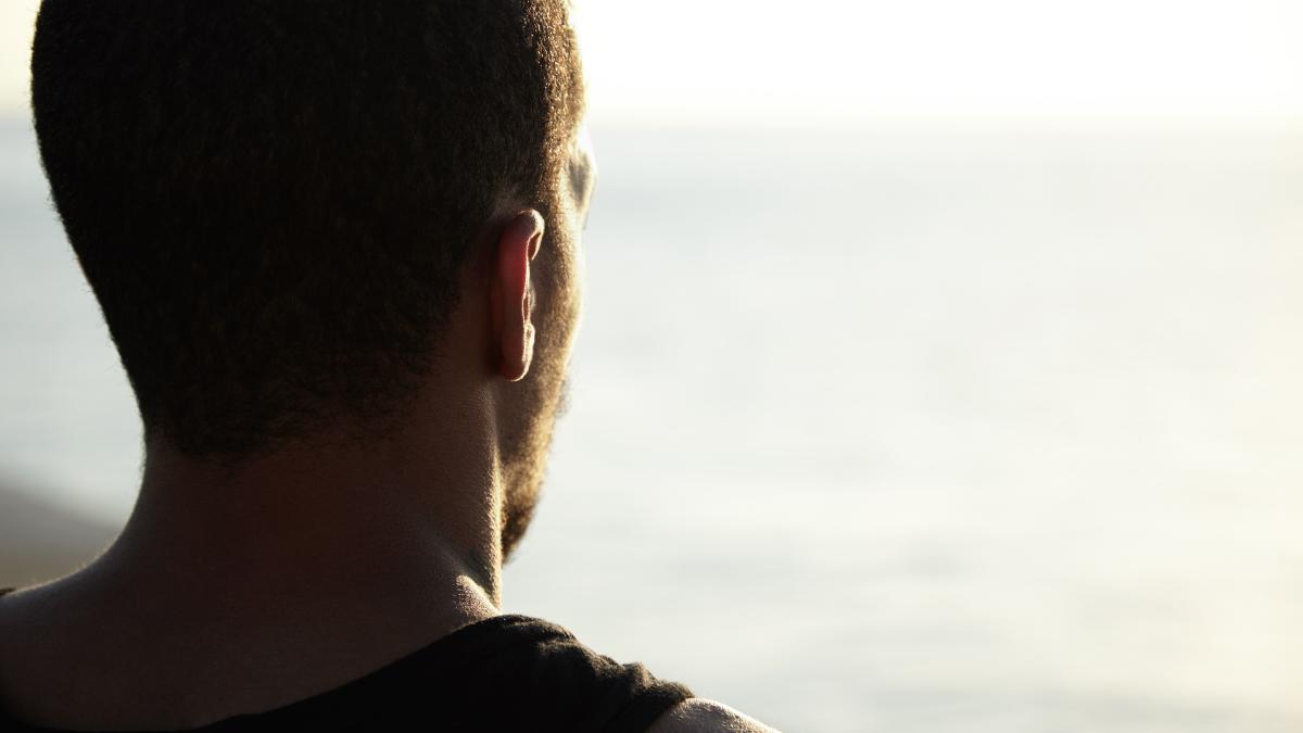 barbat suparat trist