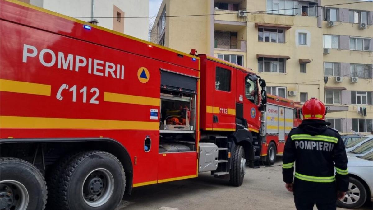 Explozie și incendiu într-un apartament din Craiova. Echipajele de urgență intervin la fața locului