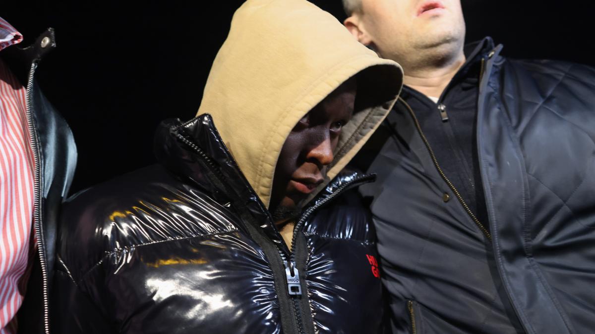 Kader Keita, jucător de fotbal la FC Rapid, este escortat de către polițiști în afara sediului Brigăzii Rutiere din București, 3 martie 2026.. Inquam Photos  George Călin (2)