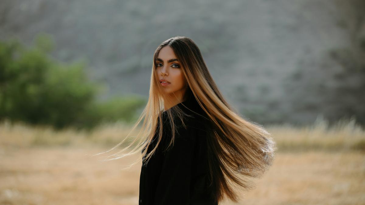 Femeie cu păr lung și cărare pe mijloc