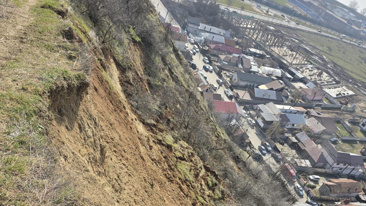 Zeci de oameni evacuați în Slatina Un deal s-a surpat peste mai multe case (POZE)